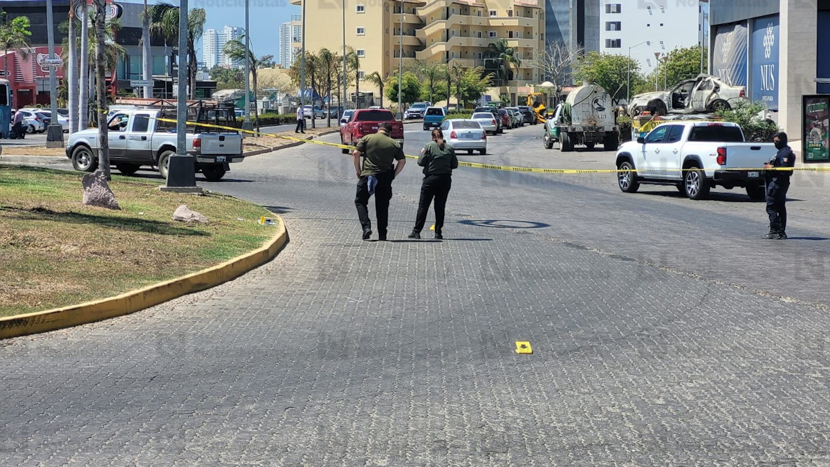 Sujetos armados disparan contra cámaras de C4 en la avenida La Marina en Mazatlán