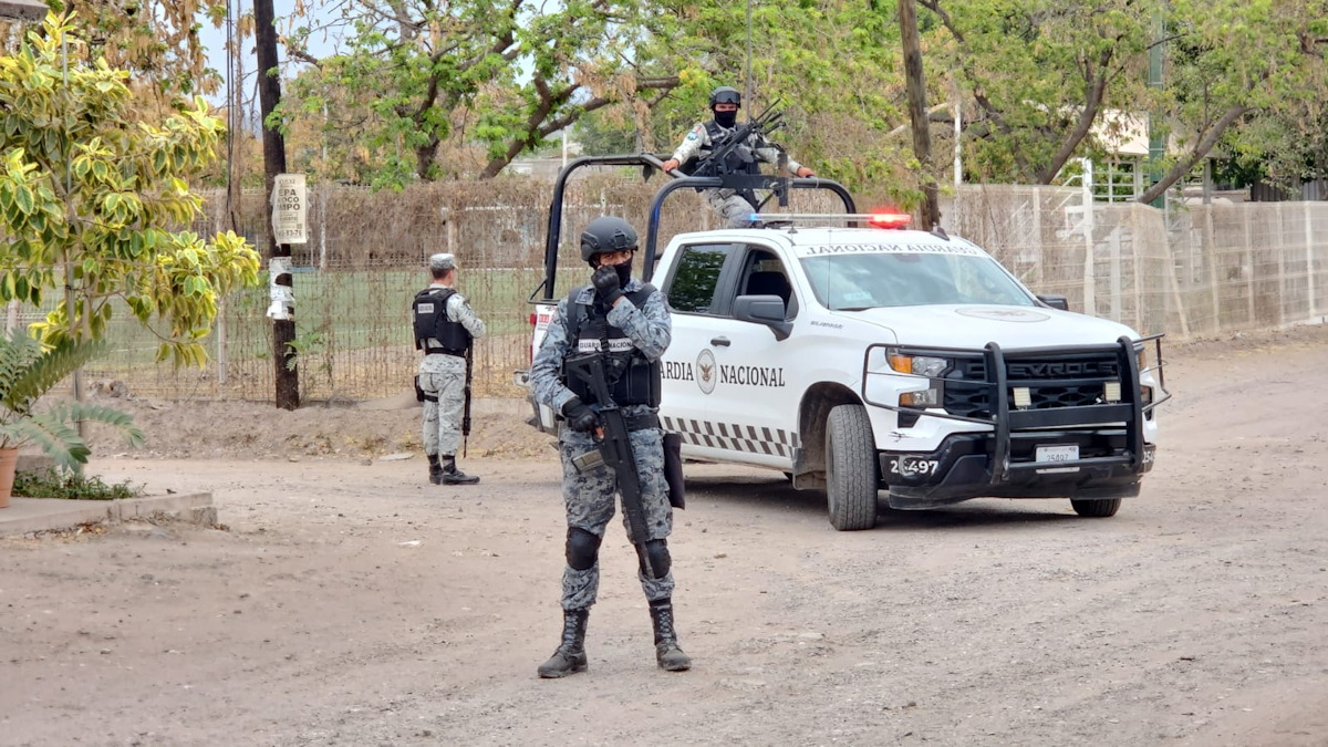 Ejecutan a balazos a dos jóvenes junto a canchas de futbol de La Costera en Culiacán