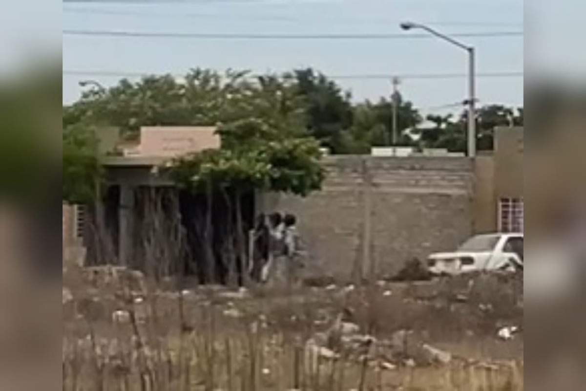Elementos de la Guardia Nacional detienen a un joven en el fraccionamiento Santa Luz en Los Mochis