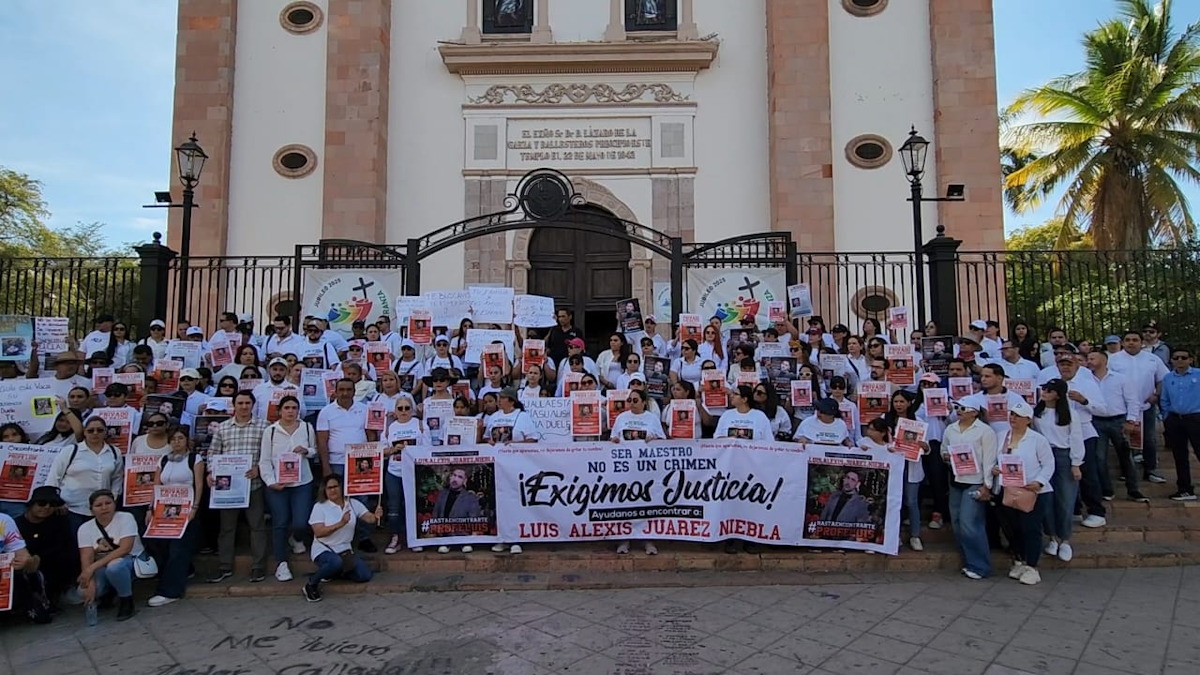 En vísperas del Día del Maestro, marchan por la localización con vida del profesor Luis Alexis