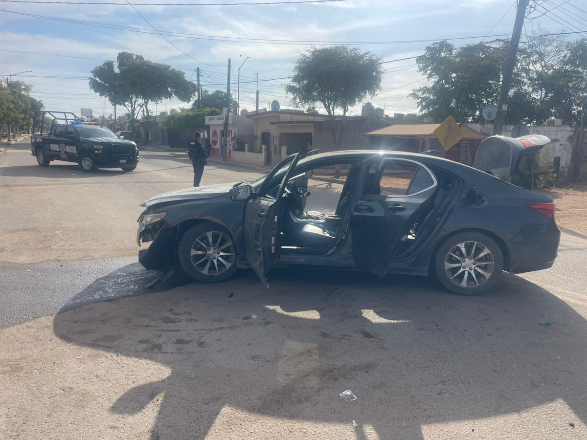 Encuentran vehículo con reporte de robo en estado de abandono en La Reforma, Angostura
