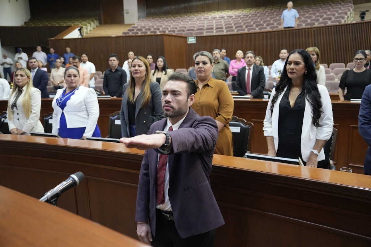 Hólincer Castro rinde protesta como diputado, tras desafuero de Genaro García