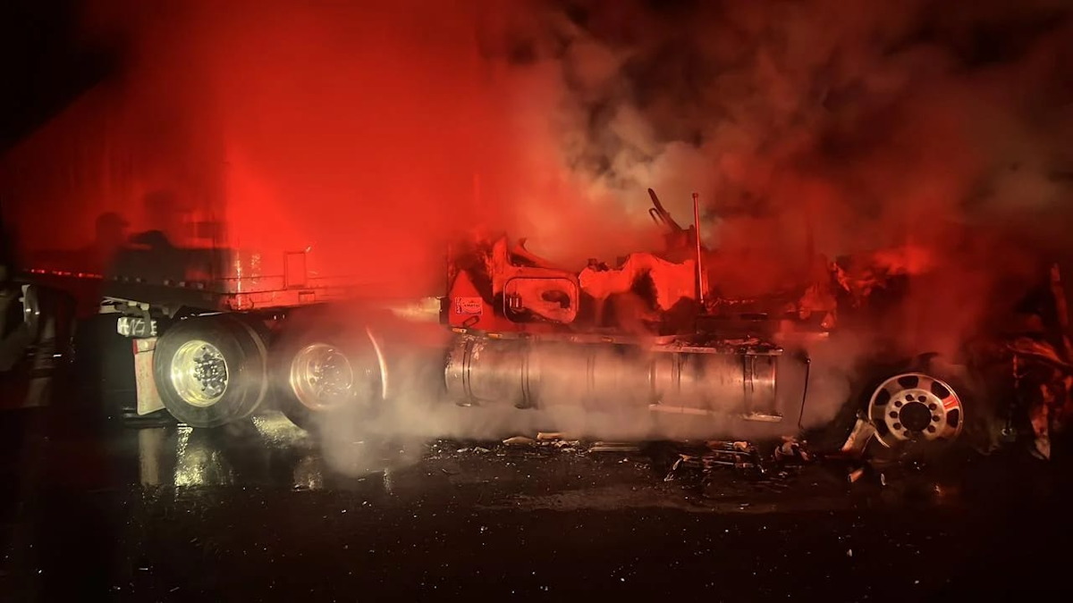Incendian tráiler en la autopista Mazatlán-Culiacán y provocan cierre vial en el km 99