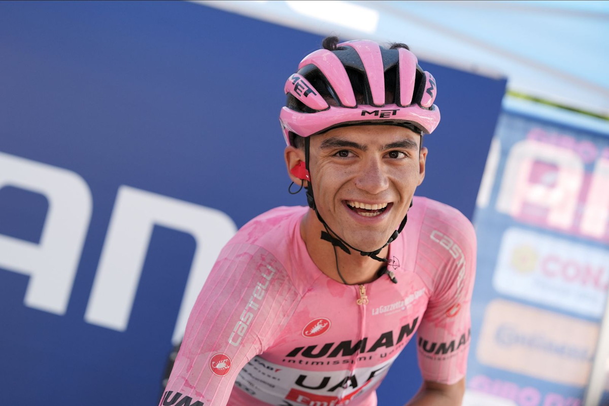 Isaac del Toro mantiene liderato tras una difícil etapa 16 en el Giro de Italia