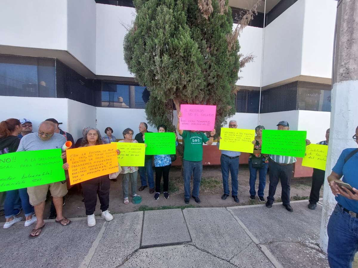 Jubilados del SNTE se manifiestan frente al SAT en Lo Mochis