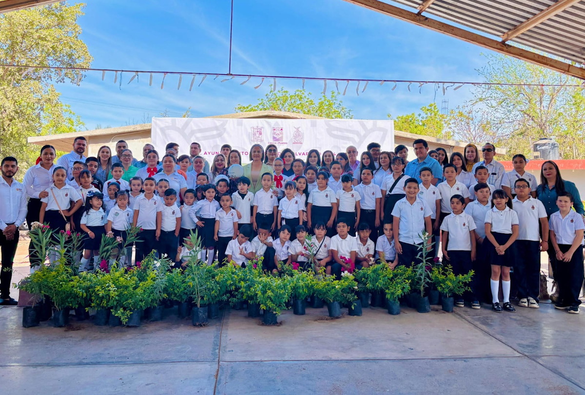 Alcaldesa de Salvador Alvarado se compromete a seguir trabajando en pro de la educación durante lunes cívico
