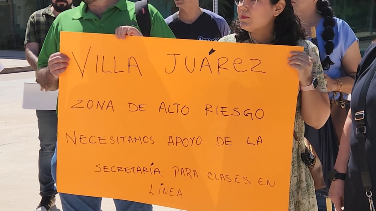 Maestros se manifiestan para exigir clases virtuales en Villa Juárez tras ‘levantón’ a maestro y escuelas baleadas