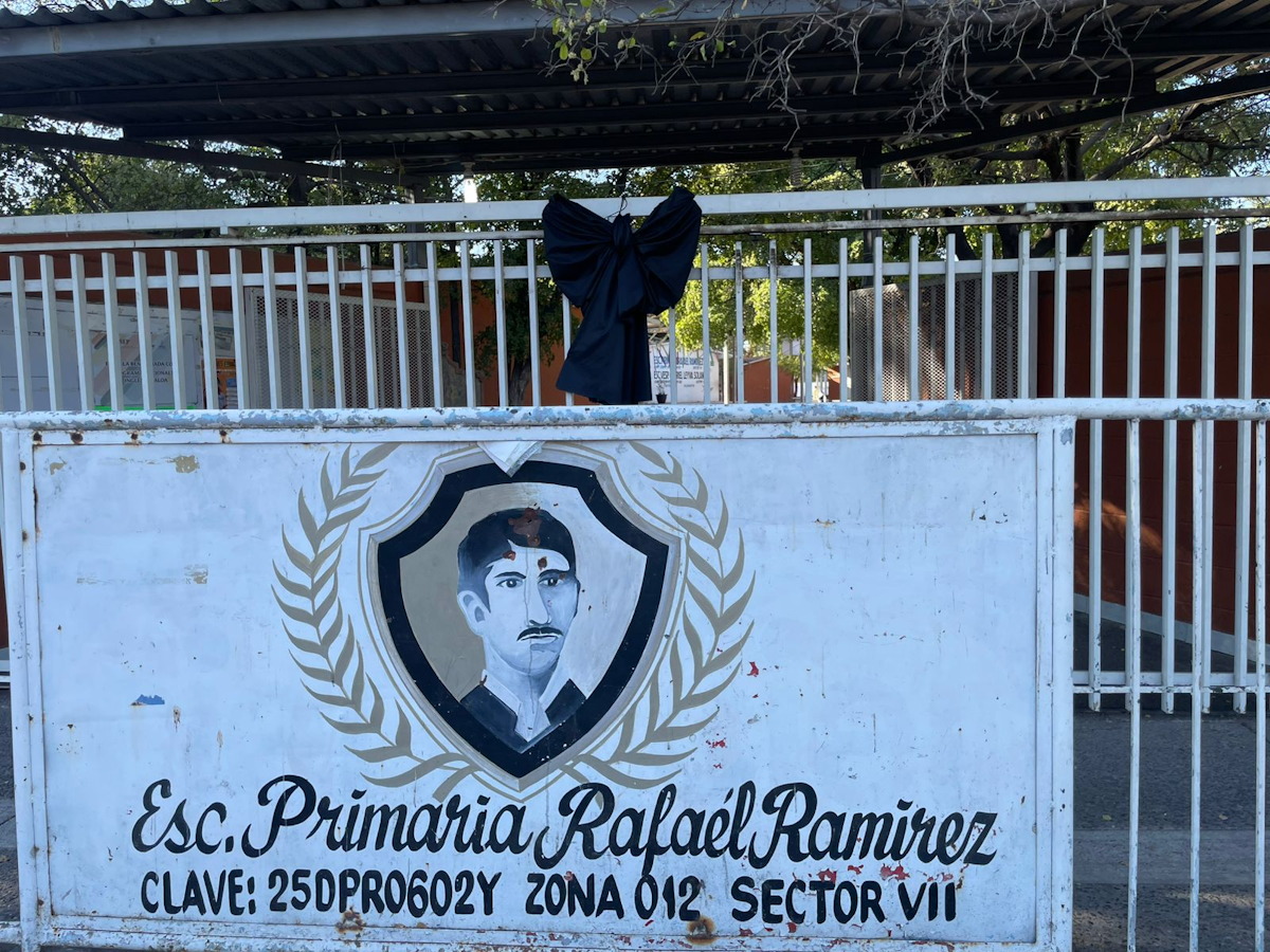 De luto: Colocan moño negro en la escuela de las niñas Alexa y Leydi en Culiacán
