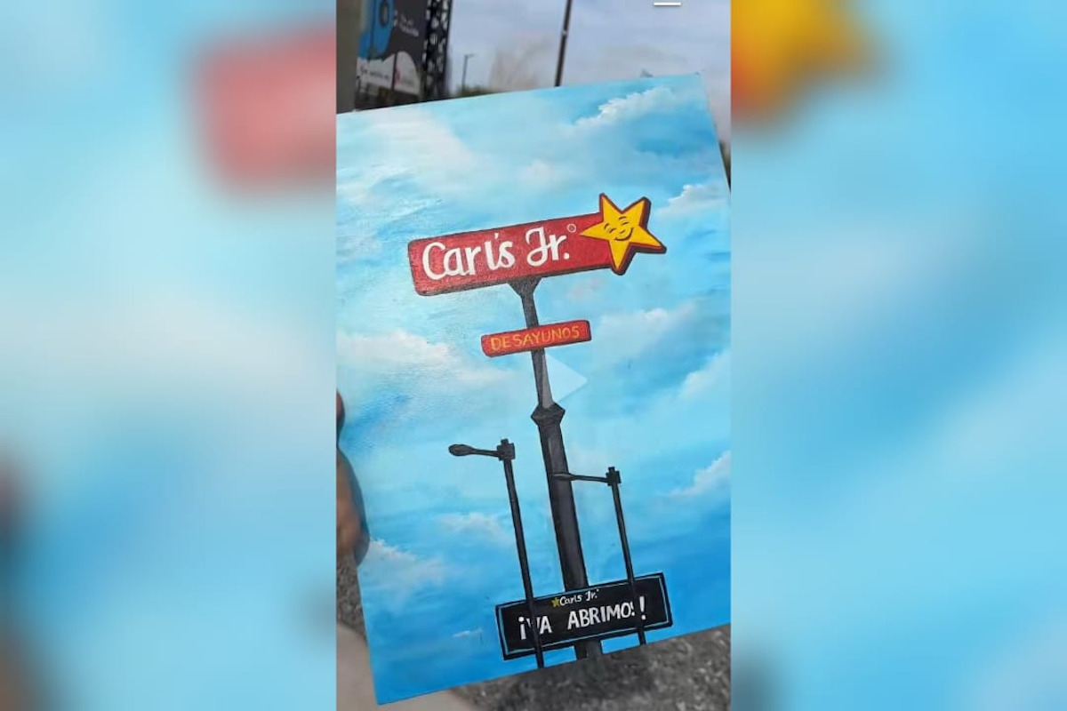 Artista guasavense le vende cuadro viral a Carl’s Jr