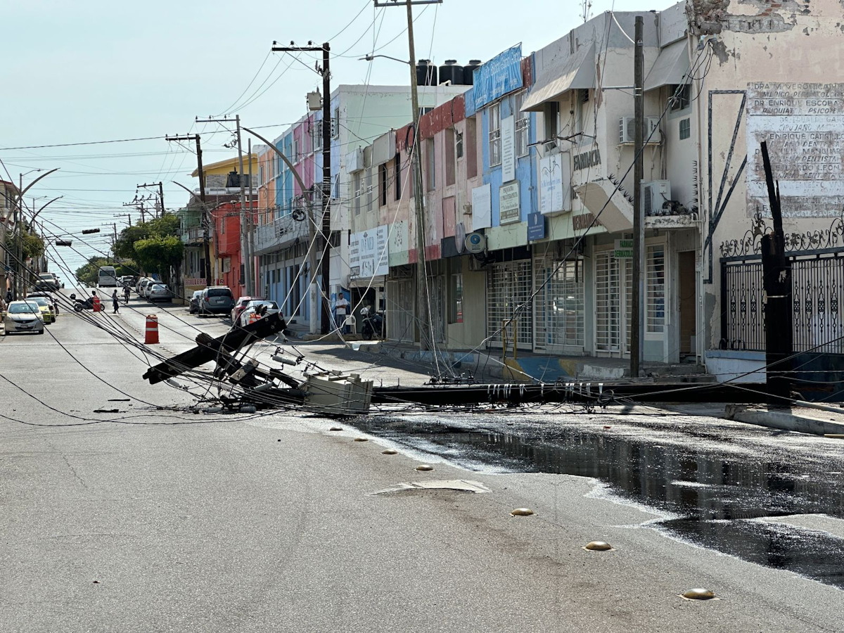 Caída de poste deja sin semáforos y sin luz a zona del Centro de Mazatlán