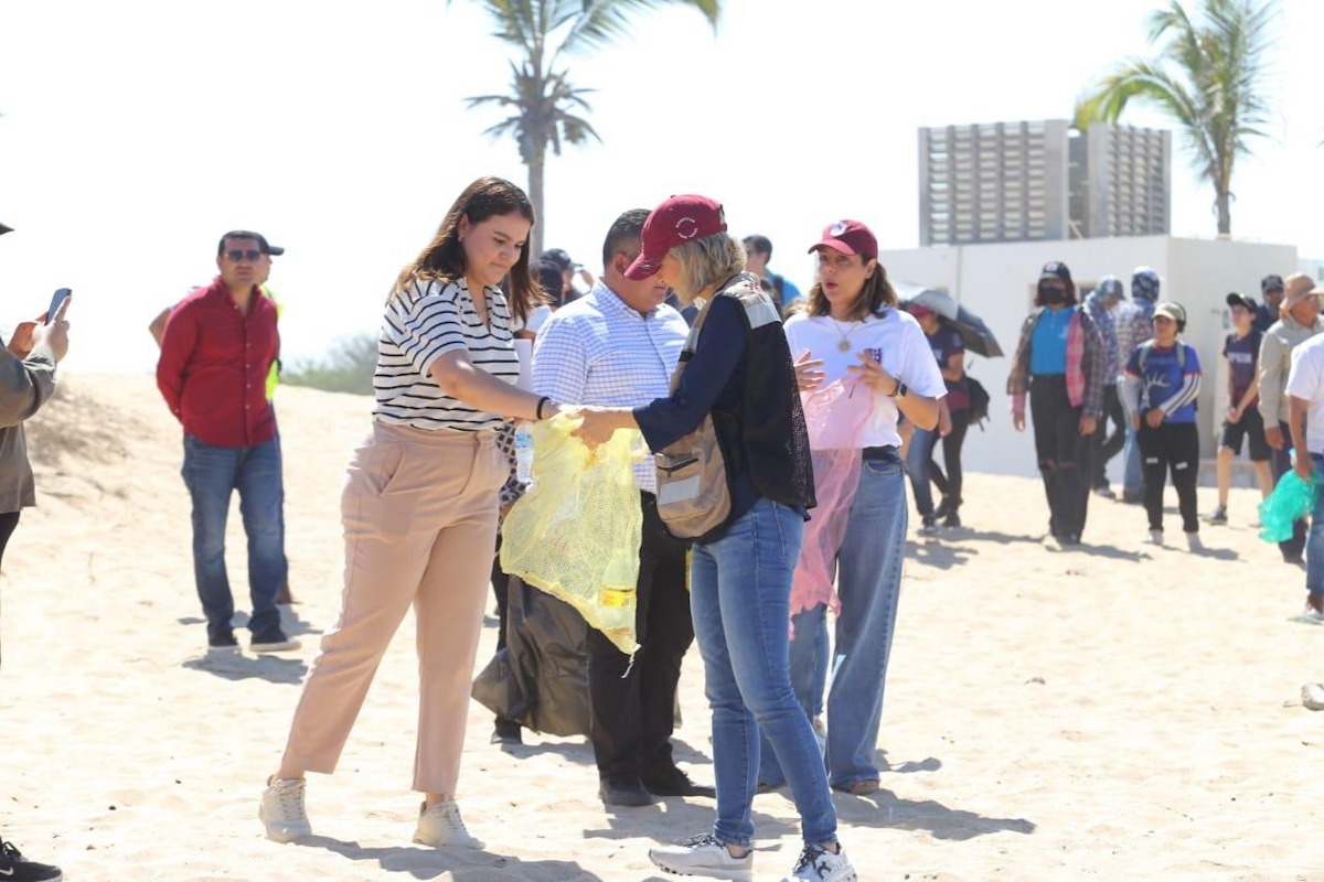 Se unen en Mazatlán para limpiar 3 km de Playa Cerritos