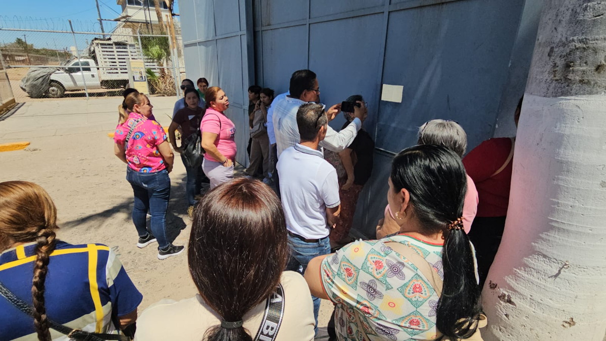 ‘Plantados’ afuera del penal de Aguaruto, familiares exigen información de reos, tras balacera