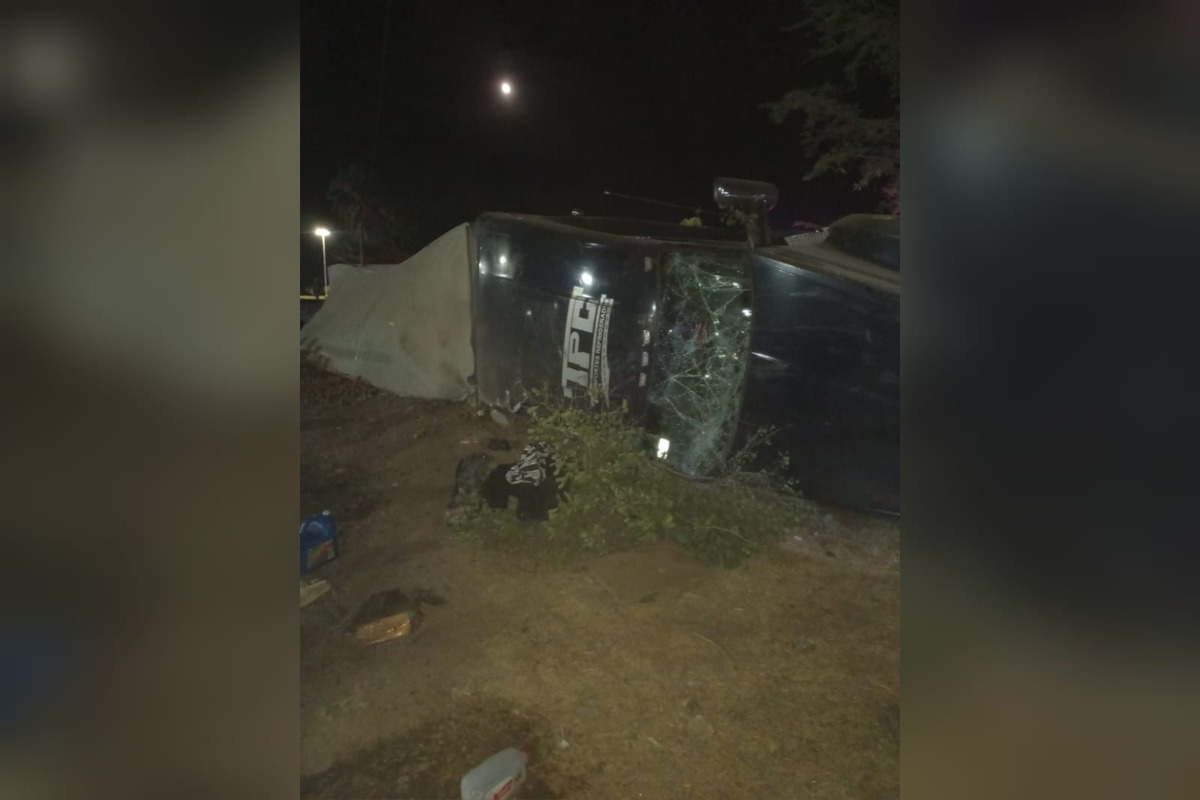 Tráiler se vuelca y se sale del camino por la carretera México 15, en Guasave