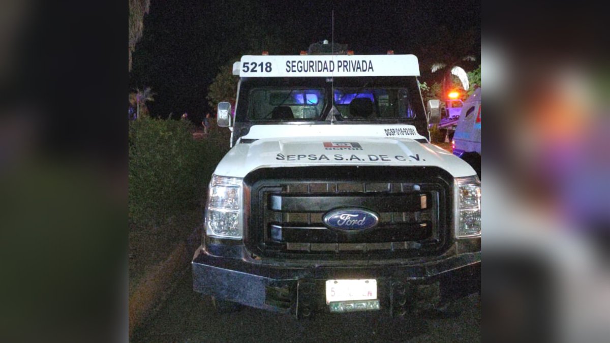 Por no ceder el paso, camión de seguridad privada dejó daños considerables a vehículo particular en Guasave
