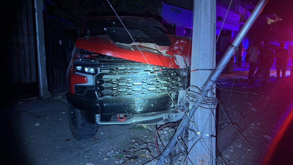 Un conductor ebrio choca en la colonia Insurgentes de Los Mochis y deja sin luz a este sector