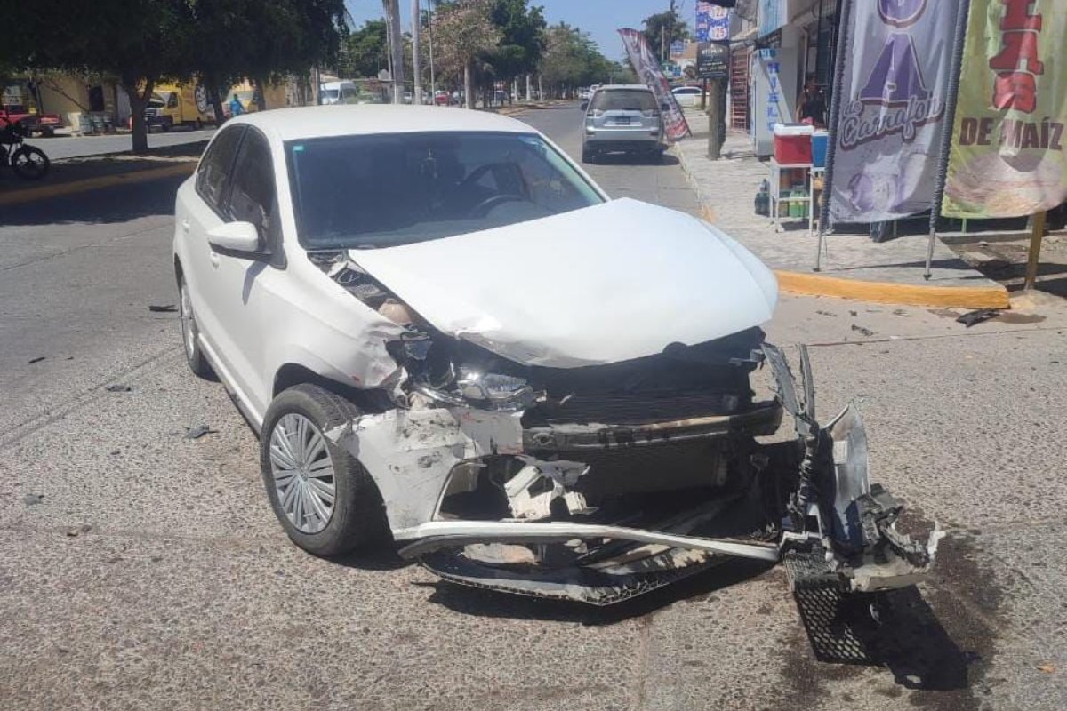 Choque de vehículos deja daños materiales en la colonia Centro de Guasave