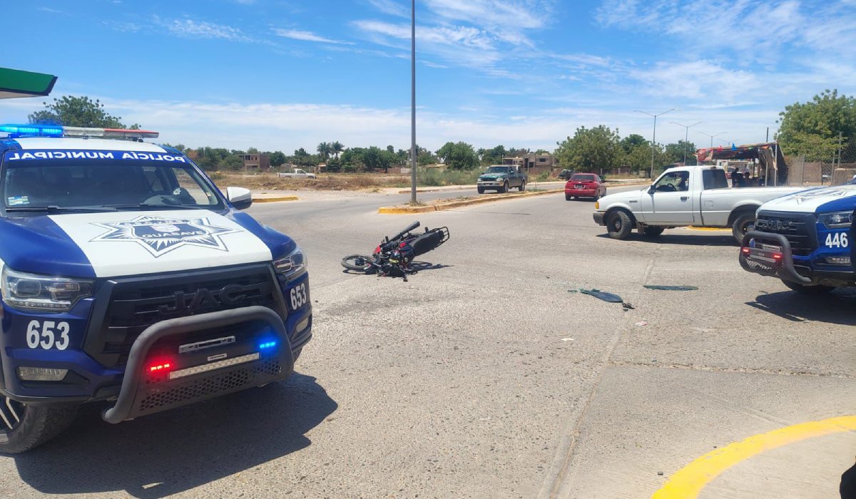 Motociclista menor de edad se lesiona al impactarse contra una vagoneta, en Guasave