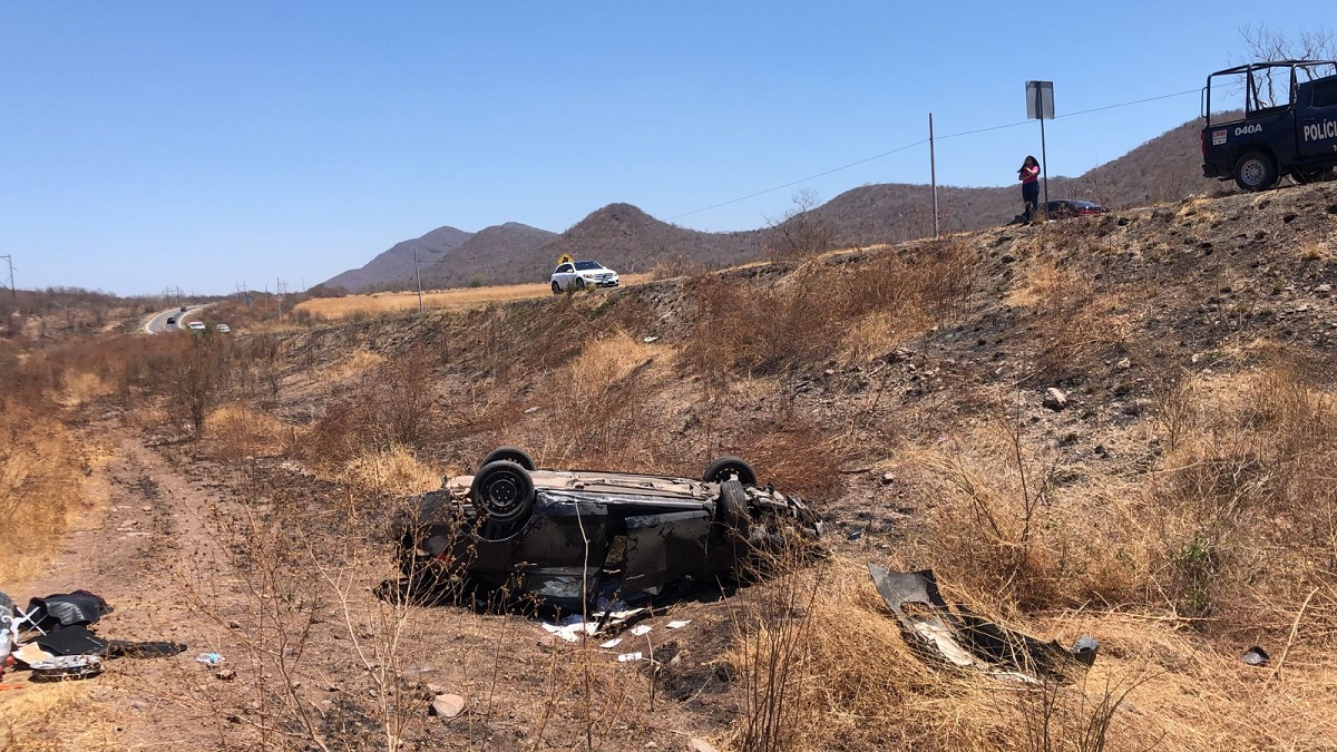 Accidente tipo salida de camino en Mocorito, deja fuertes pérdidas materiales