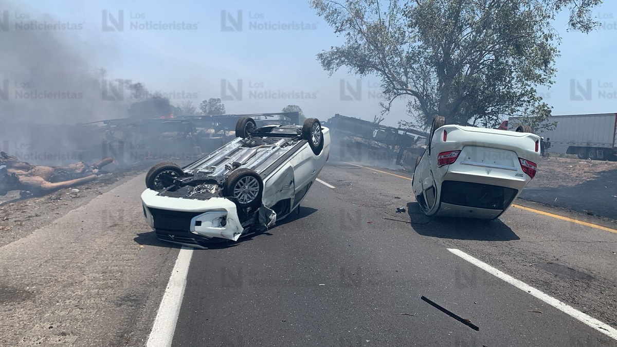 (VIDEO) ¡Hay autos calcinados! Fuerte accidente de nodriza en maxipista Culiacán-Mazatlán