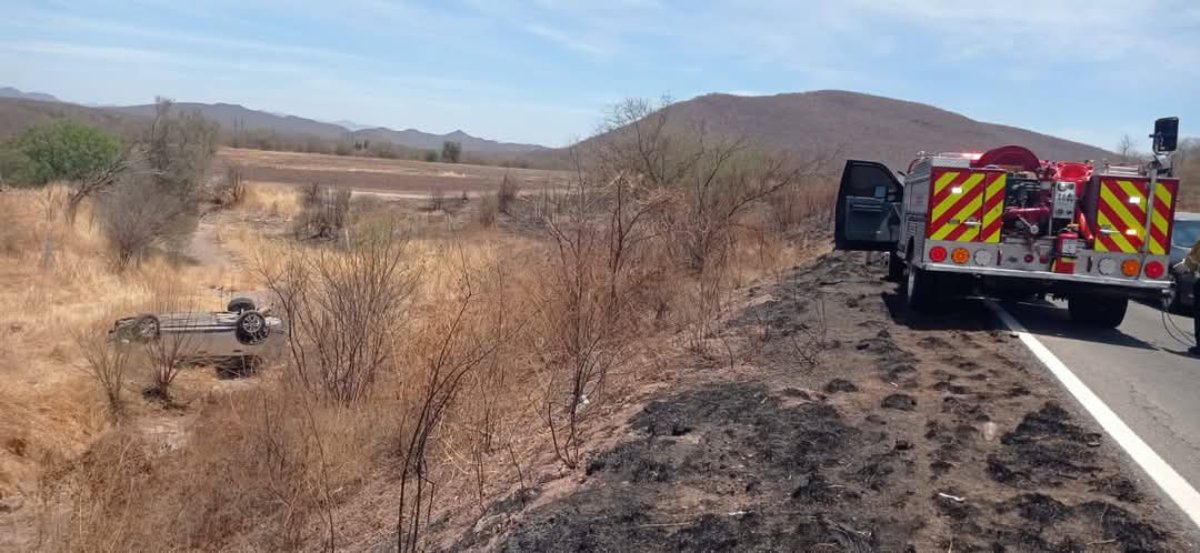 Dos personas lesionadas tras volcadura en la carretera internacional, a la altura de Tóbora, Mocorito