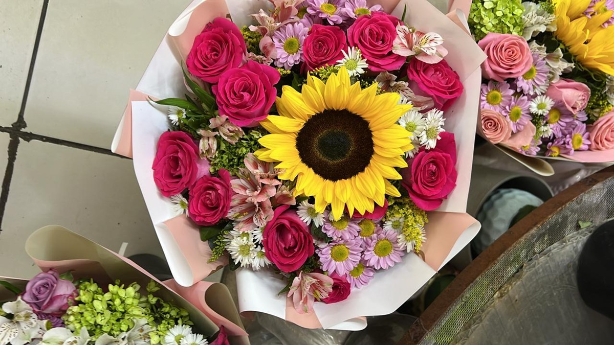 Autoridades y comerciantes de Ahome acuerdan precios de flores para el Día de las Madres