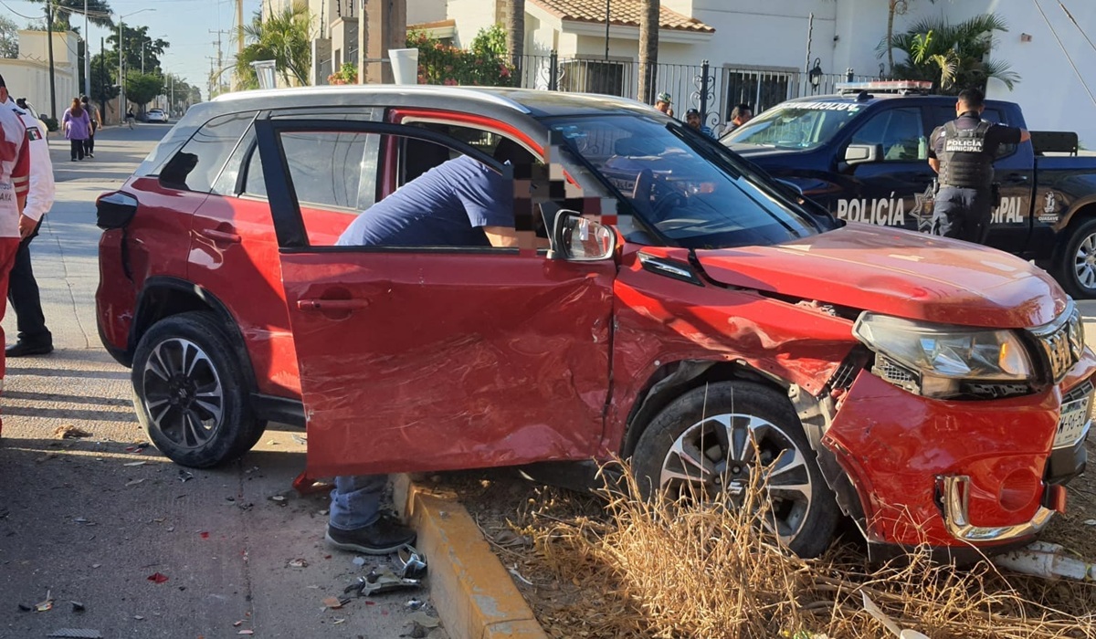 Adulto mayor resulta lesionado en fuerte choque en Lomas del Mar, en Guasave