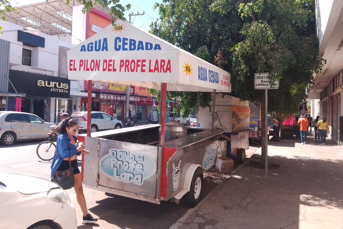 ¡Volvió el calor y con él, volvió el Pilón! El Profe Lara, más de 40 años refrescando a los guasavenses