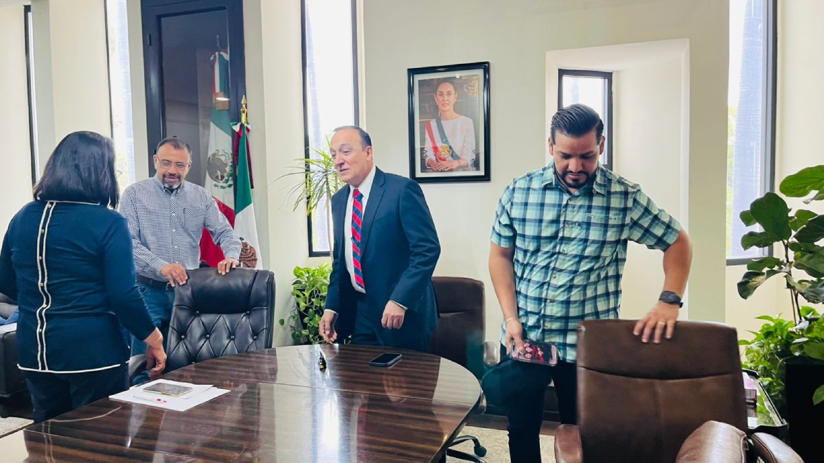 Antonio Menéndez busca a sus funcionarios; está a puerta cerrada con varias personas