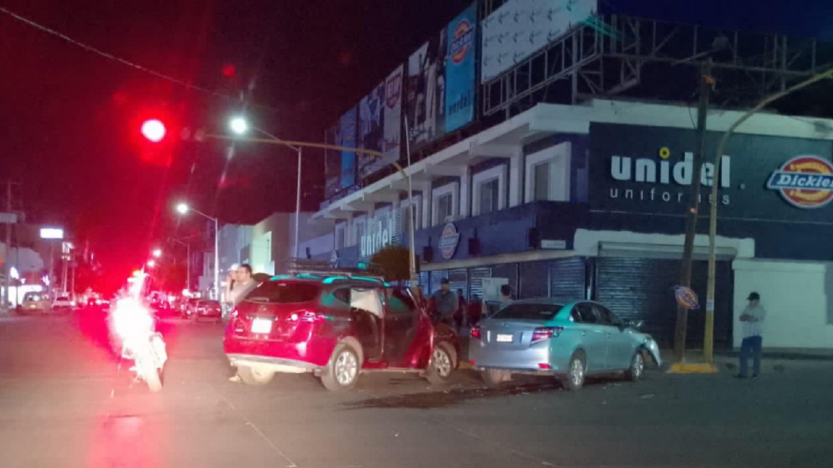 Aparatoso accidente en el sector Centro de Los Mochis deja dos personas lesionadas y cuantiosos daños materiales