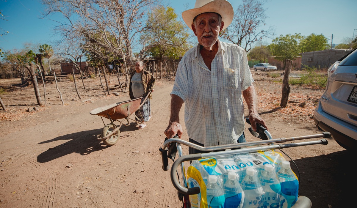 Familias de Badiraguato y Elota reciben 70 mil litros de agua donada por la población en el Aquatón