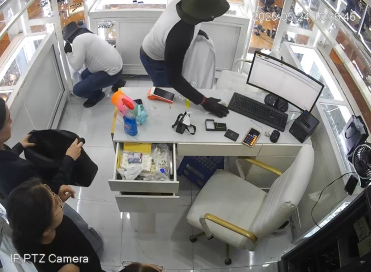 sujetos armados asaltaron la joyería M&A en la plaza de La Campiña, en Culiacán.