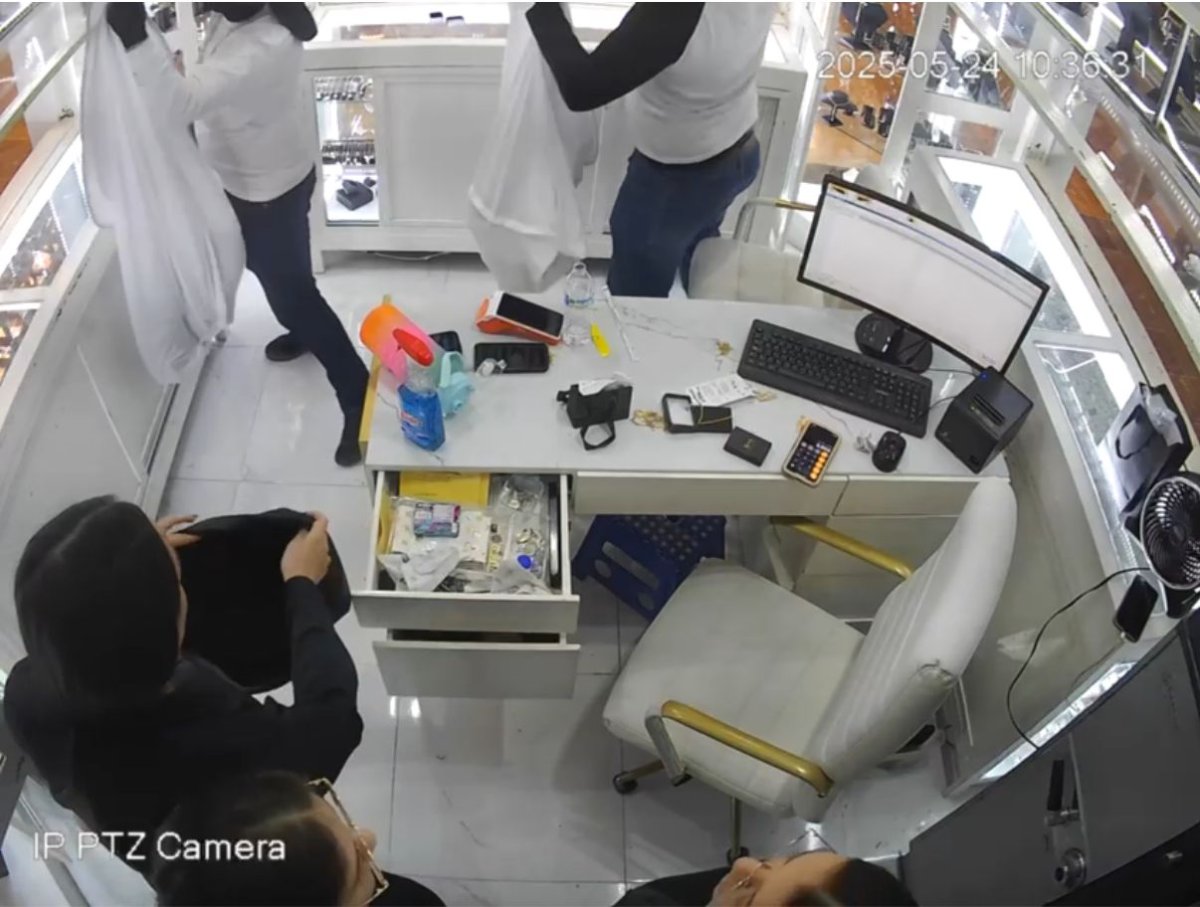 sujetos armados asaltaron la joyería M&A en la plaza de La Campiña, en Culiacán.