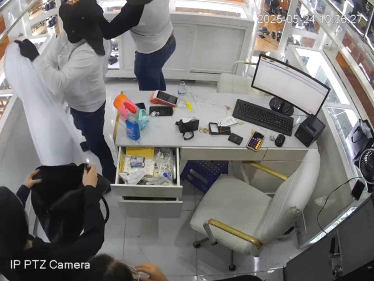sujetos armados asaltaron la joyería M&A en la plaza de La Campiña, en Culiacán.