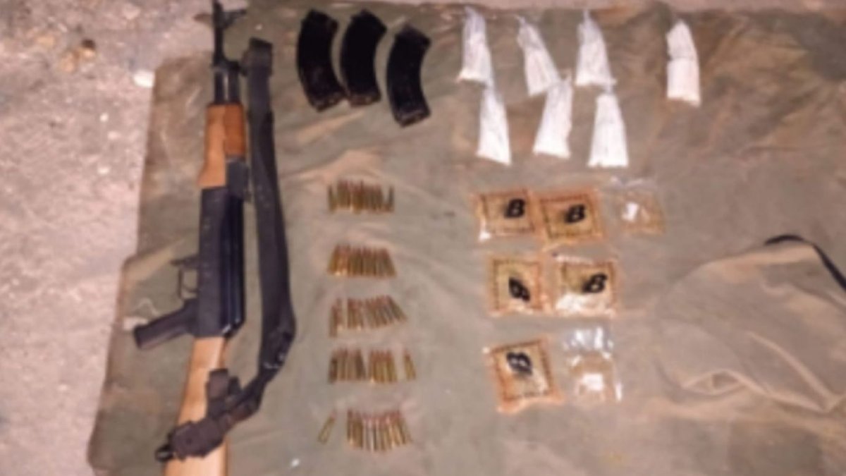 Aseguran arma, cartuchos y presunta droga en Rosario