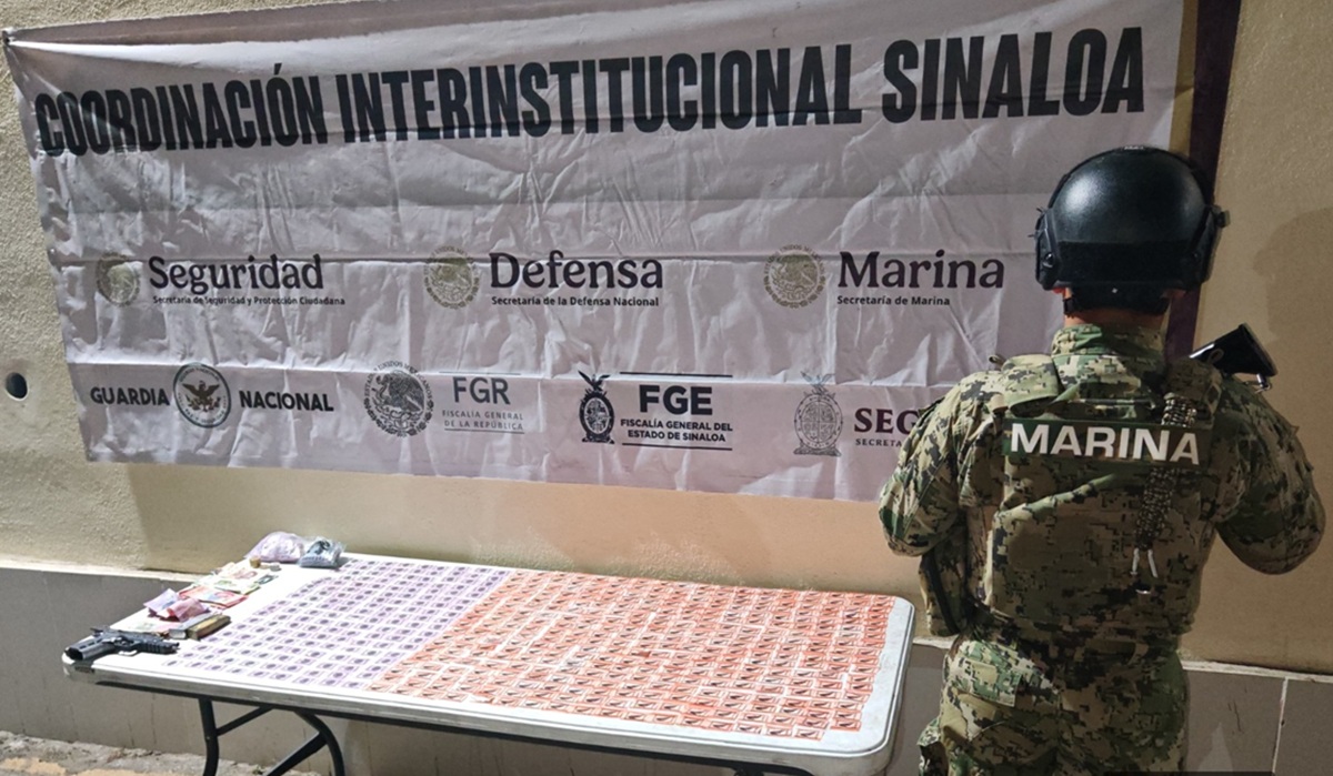 Aseguran maletín con presunta droga, arma y efectivo en Mazatlán