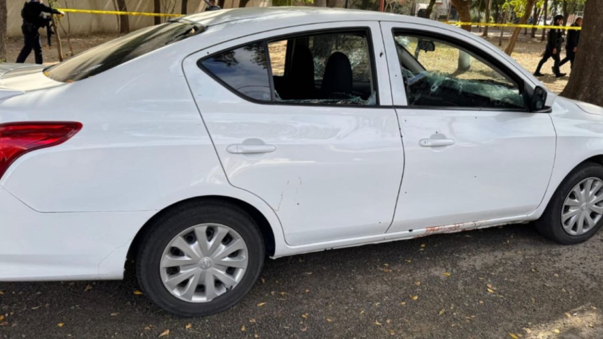 Aseguran un vehículo con impactos de arma de fuego; en su interior había ponchallantas y casquillos