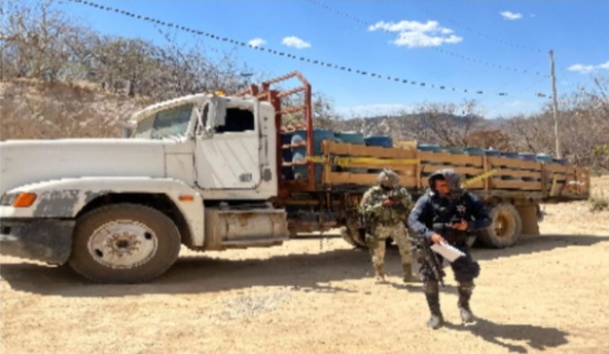 Aseguran un vehículo que transportaba más de 10 mil litros de hidrocarburo en la sierra de Choix