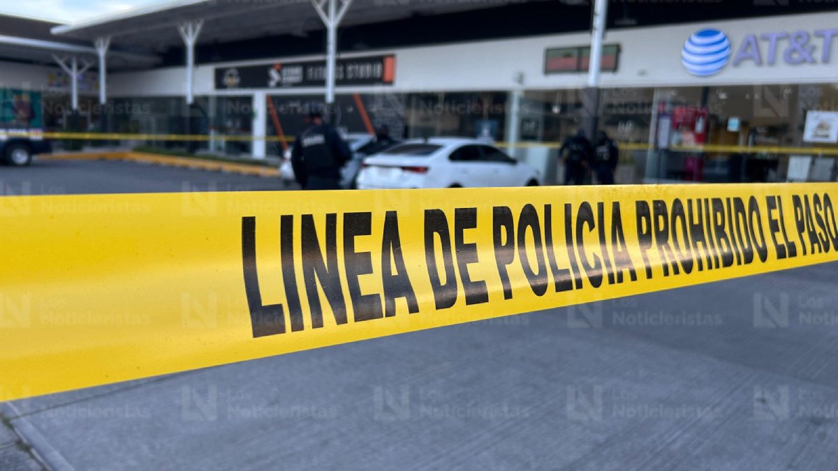 ¡Quedó junto a una pistola! Asesinan a motociclista en estacionamiento de plaza del bulevar Lola Beltrán, en Culiacán