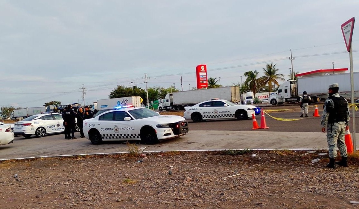 ¡Quedó sobre una motocicleta! Ejecutan a joven en gasolinera de la Maxipista Culiacán-Mazatlán