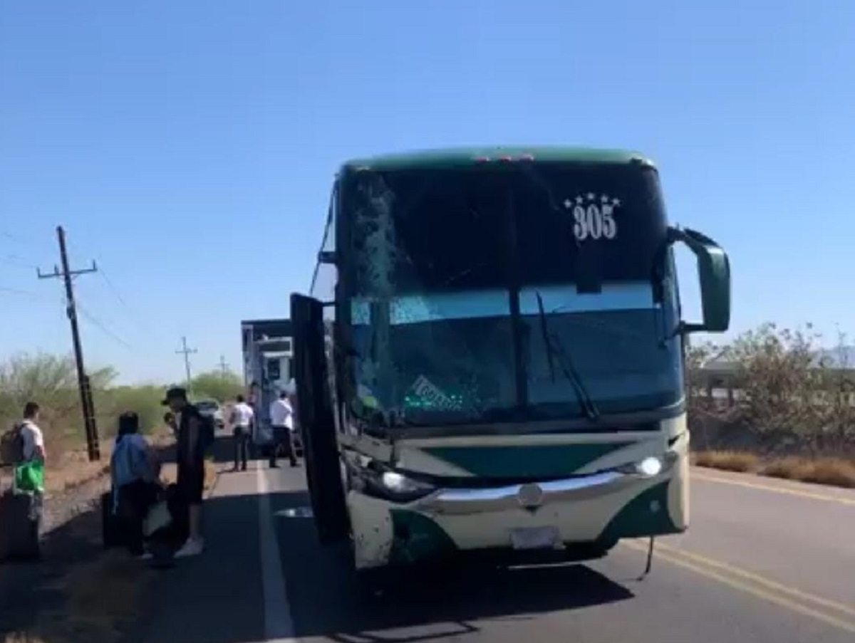 Autobús de pasajeros sufre accidente tras impactarse contra un tráiler en el Valle del Carrizo, Ahome