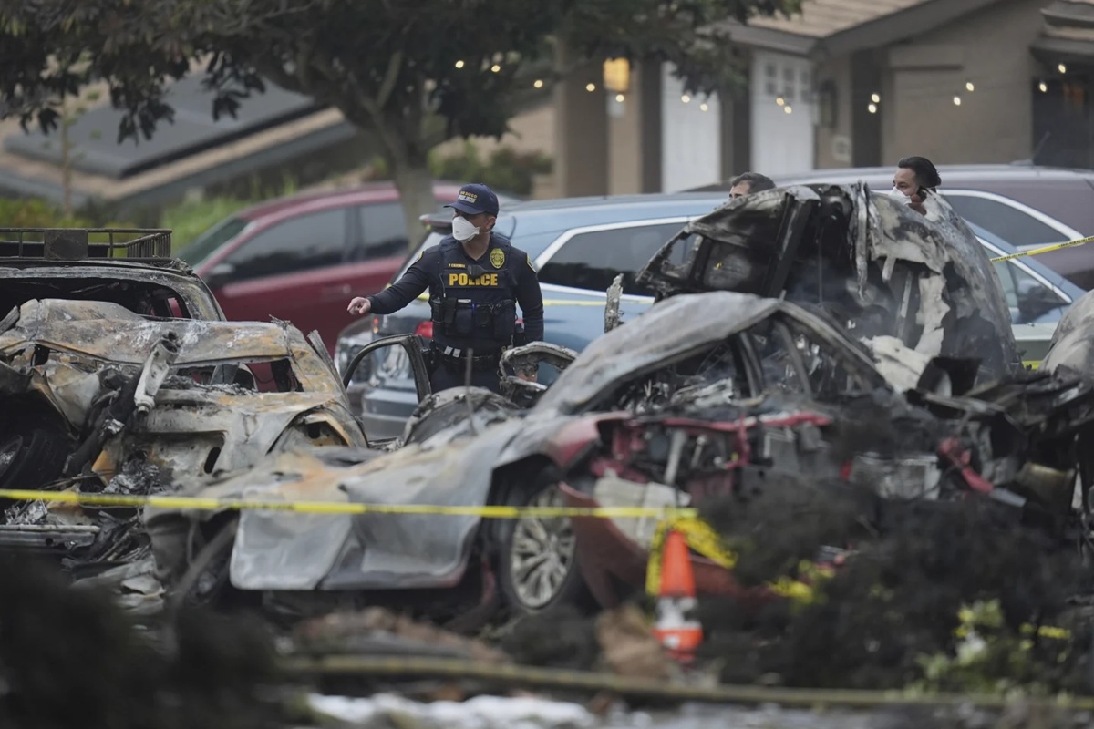 Fotos: Avión privado se estrella en barrio militar en San Diego; hay 2 muertos, casas y carros incendiados