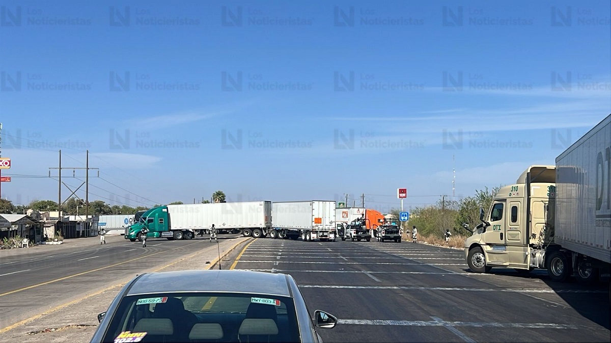 Reportan bloqueo de la carretera México 15, en Las Brisas, Guasave
