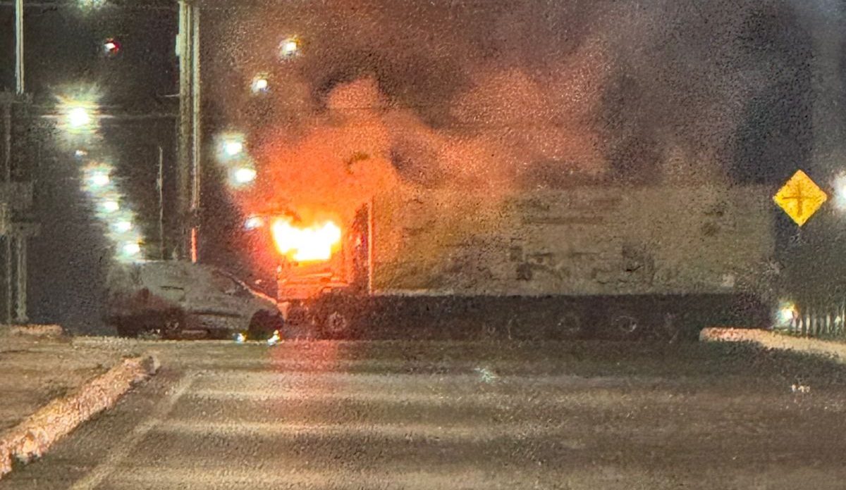Bloquean con vehículos incendiados la salida norte de Culiacán, a la altura de los moteles