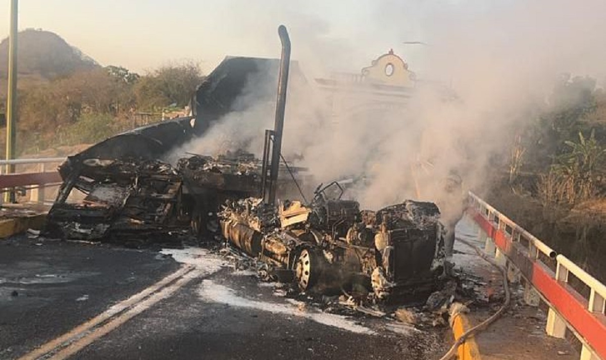 Se registran bloqueos camino a San Ignacio este domingo