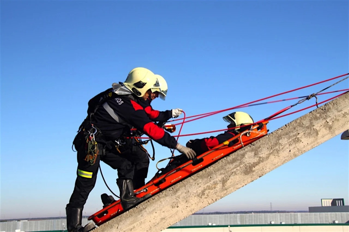 Bomberos rescatando a una persona