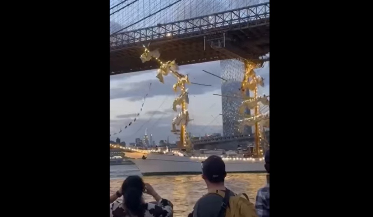Buque Escuela Cuauhtémoc choca contra puente de Brooklyn