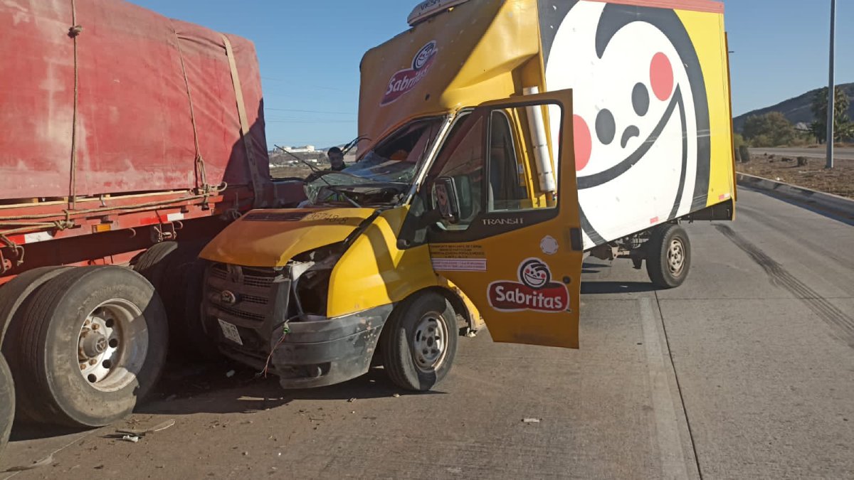 Camión de frituras se impacta por alcance contra un tráiler en la Mochis-Topolobampo