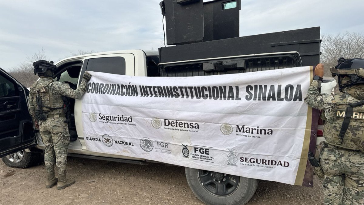 Aseguran en Elota camioneta artillada con luces, droga y municiones