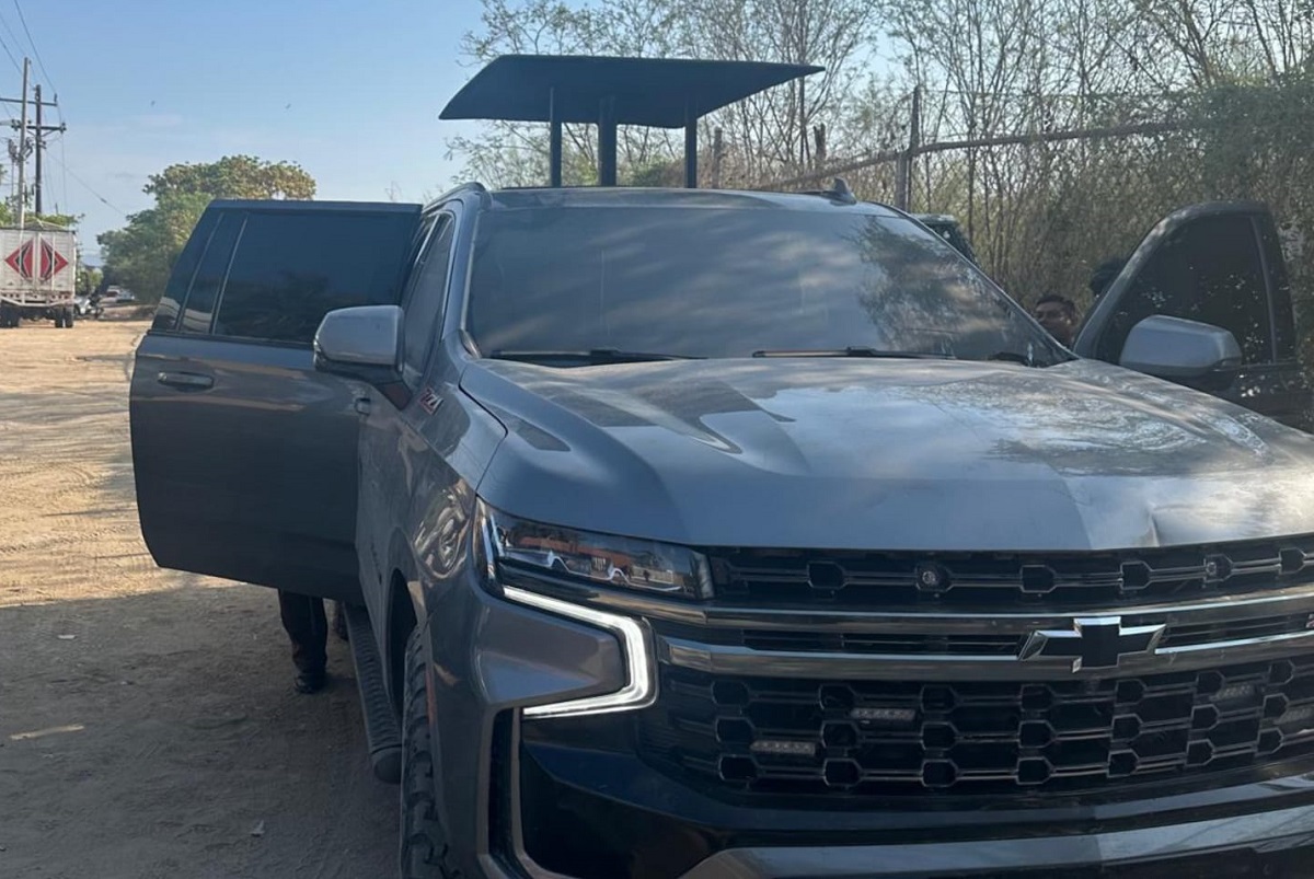 ¡Traía una Suburban blindada y artillada! Detienen a uno y aseguran con Barrett Cal. 50, Minimi, “cuernos” y vehículos en Culiacán