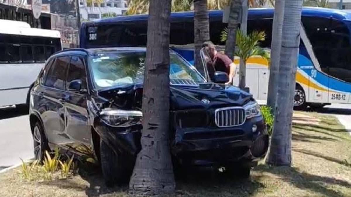 Camioneta de lujo termina impactada contra palmera en la Zona Dorada de Mazatlán